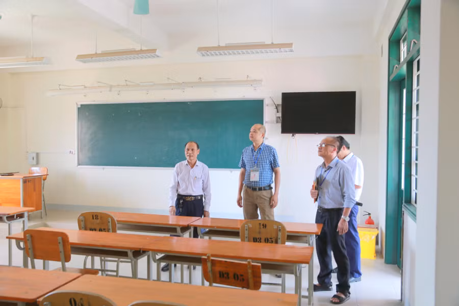 Ông Bùi Việt Hùng – Chuyên viên cao cấp Vụ Giáo dục Tiểu học (Bộ GD&amp;ĐT) làm Trưởng đoàn kiểm tra công tác chuẩn bị thi tốt nghiệp THPT tại Quảng Trị.