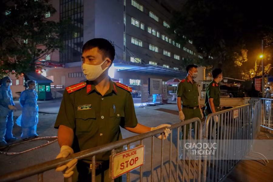 Xuất hiện ca mắc Covid-19, bệnh viện E tạm phong tỏa ngay trong đêm ảnh 4