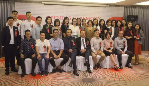 Sinh viên và đại diện một số giảng viên Viện Đào tạo Quốc tế (Học viện Tài chính)