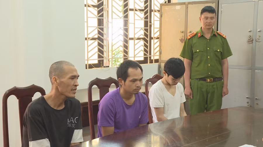 Các đối tượng: Kiên, Tường và Tuân tại cơ quan công an (ảnh: SĐ).