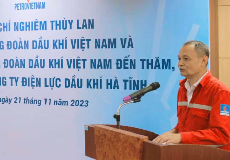 Ông Trịnh Bảo Ngọc - Giám đốc Công ty Điện lực Dầu khí Hà Tĩnh báo cáo tại buổi làm việc.