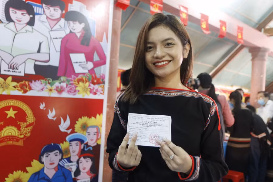 Cử tri H’Jenny Arul (Buôn Ako Dhông, phường Tân Lợi, TP. Buôn Ma Thuột) lần đầu được cầm lá phiếu bầu cử (ảnh: Thế Thế).