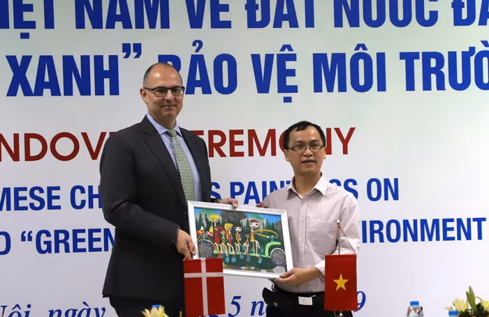 Gần 200 tác phẩm tham dự "Đan Mạch trong mắt em 2018 " được tới Bệnh viện Nhi Trung ương