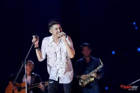 Noo Phuoc Thinh ru Ngo Kien Huy cung nhau lang xe ao somi theu hoa noi - Anh 2