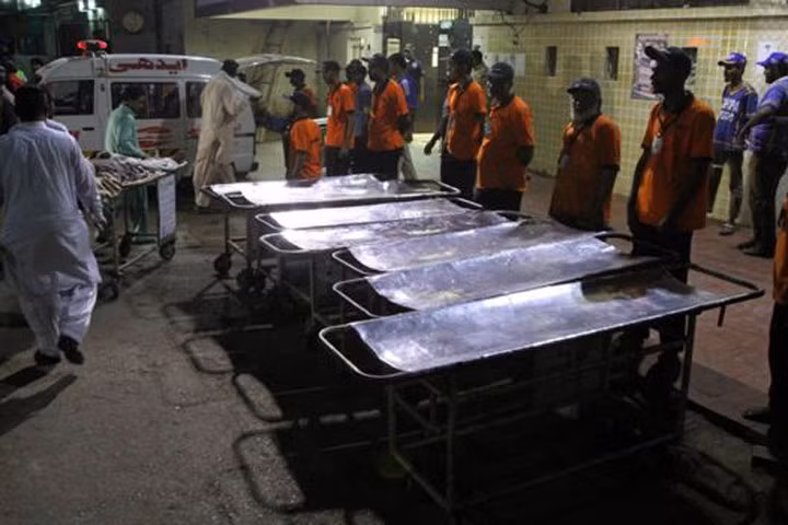 Công tác cấp cứu các nạn nhân bị thương tại bệnh viện ở Karachi. Ảnh: AP