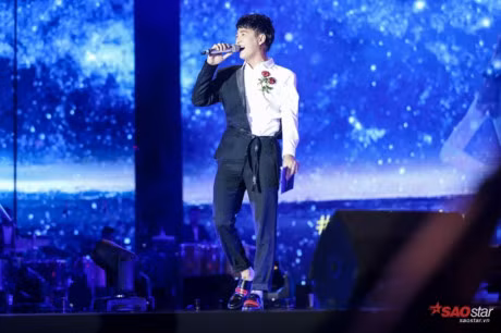Noo Phuoc Thinh ru Ngo Kien Huy cung nhau lang xe ao somi theu hoa noi - Anh 4