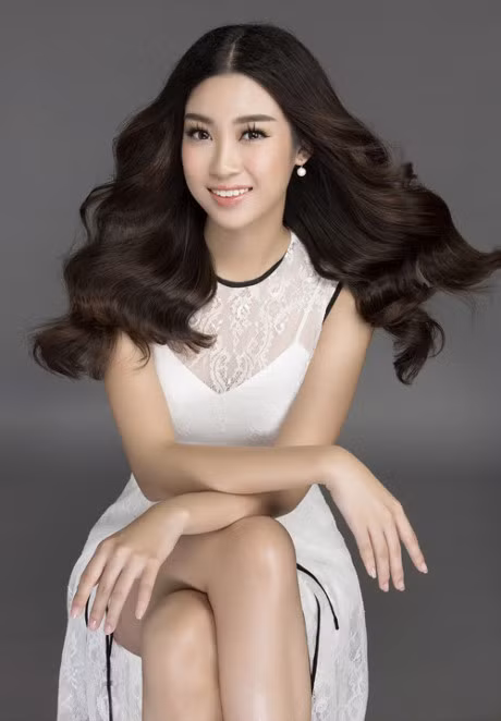 Muot mat ngam HH My Linh tha dang voi vay ren trang - Anh 8