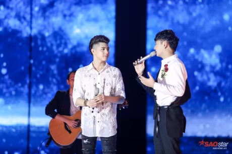 Noo Phuoc Thinh ru Ngo Kien Huy cung nhau lang xe ao somi theu hoa noi - Anh 1