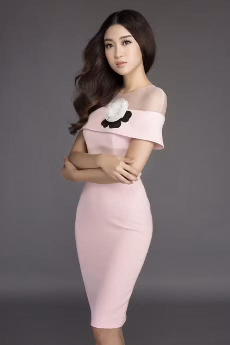Muot mat ngam HH My Linh tha dang voi vay ren trang - Anh 3