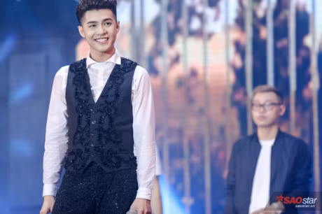 Noo Phuoc Thinh ru Ngo Kien Huy cung nhau lang xe ao somi theu hoa noi - Anh 6