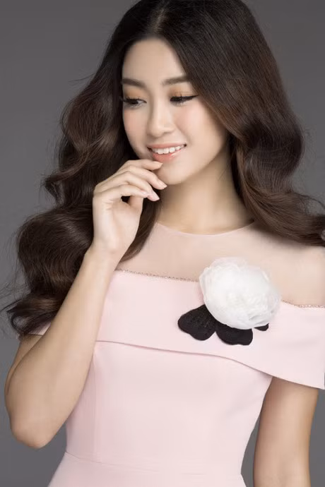 Muot mat ngam HH My Linh tha dang voi vay ren trang - Anh 4