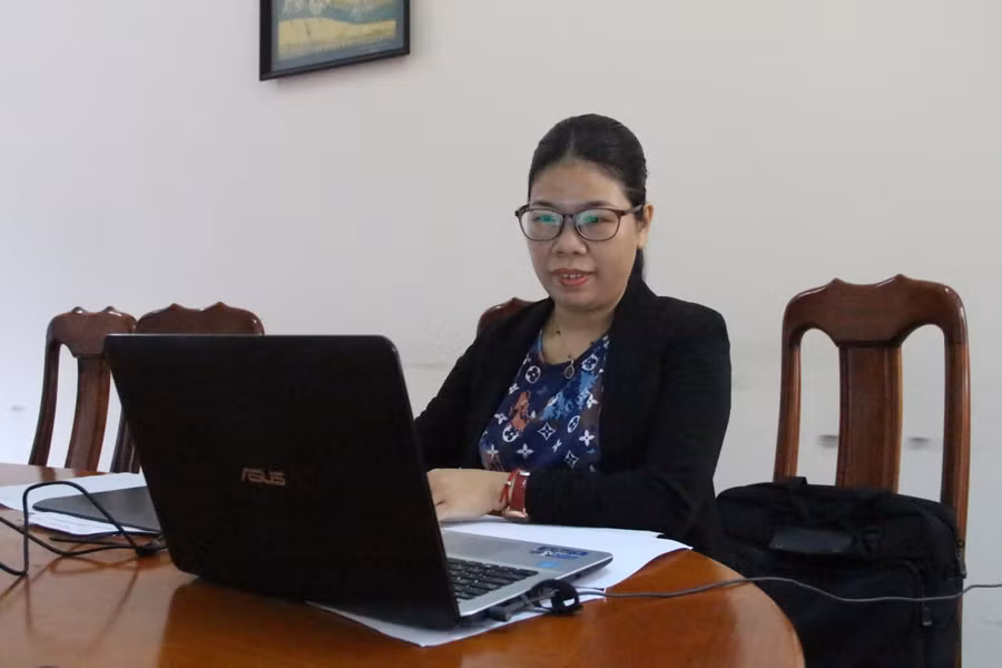 Cô Bế Thị Mai Hương dạy trực tuyến cho học sinh bị "mắc kẹt" ở vùng dịch hoặc đang cách ly y tế.