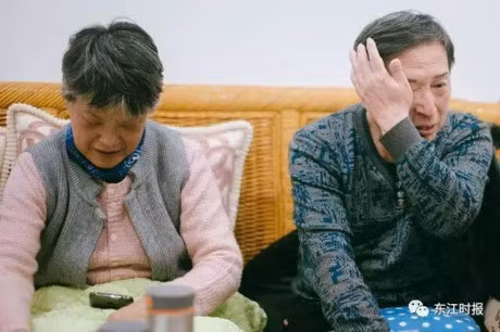 Vo nam tay dua chong 72 tuoi di phau thuat chuyen gioi - Anh 1