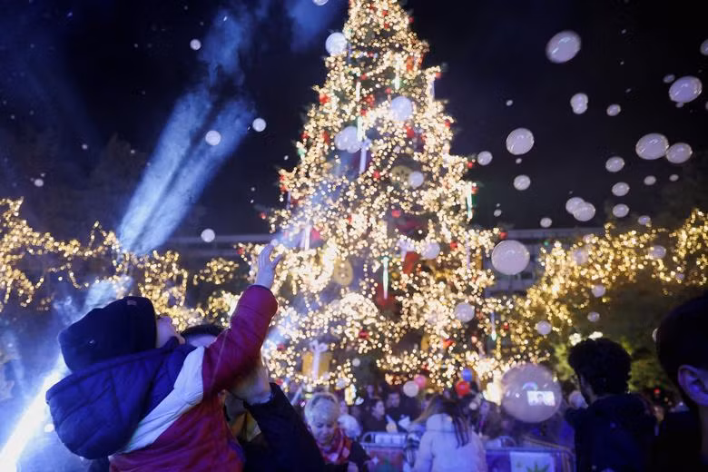 Lễ thắp sáng cây thông Noel ở Athens, Hy Lạp. Ảnh: Reuters/Louiza Vradi.