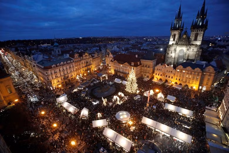 Chợ Giáng sinh truyền thống mở cửa tại Quảng trường Phố cổ ở Praha, Cộng hòa Séc. Ảnh: Reuters/David W Cerny.
