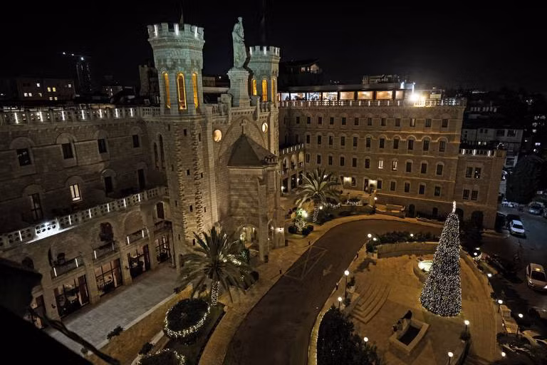 Quang cảnh cây thông Noel tại Trung tâm Nhà thờ Đức Bà Jerusalem ở Bệnh viện St. Louis French, thành phố Jerusalem. Ảnh: Ahmad Gharabli/AFP.