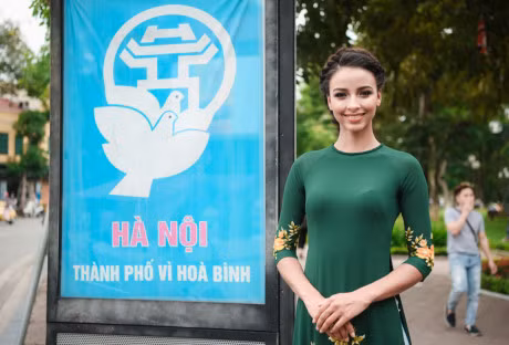 Hinh anh Hoa hau Phap thuot tha ao dai hong dao quanh Ho Guom - Anh 15