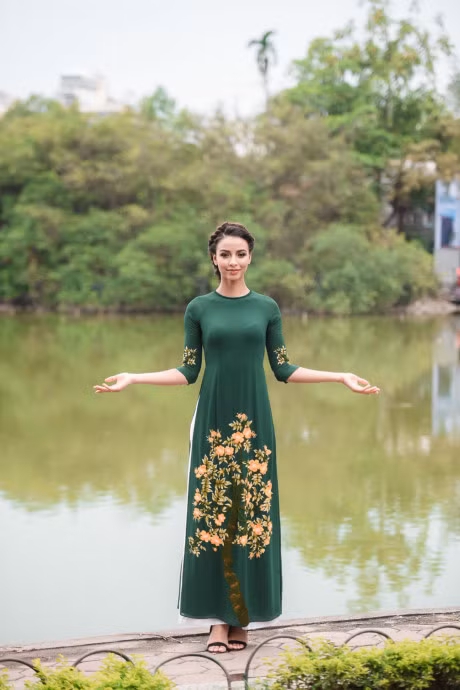 Hinh anh Hoa hau Phap thuot tha ao dai hong dao quanh Ho Guom - Anh 10