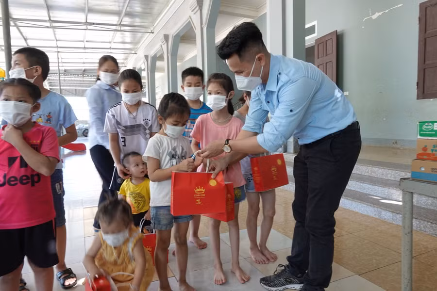 Lãnh đạo Công đoàn FHS thăm tặng quà các em nhỏ địa bàn Hà Tĩnh.