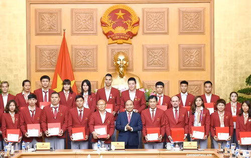 Thủ tướng tặng quà cho đại diện Đoàn huấn luyện viên và vận động viên tham dự ASIAD Thủ tướng tặng quà cho đại diện Đoàn huấn luyện viên và vận động viên tham dự ASIAD