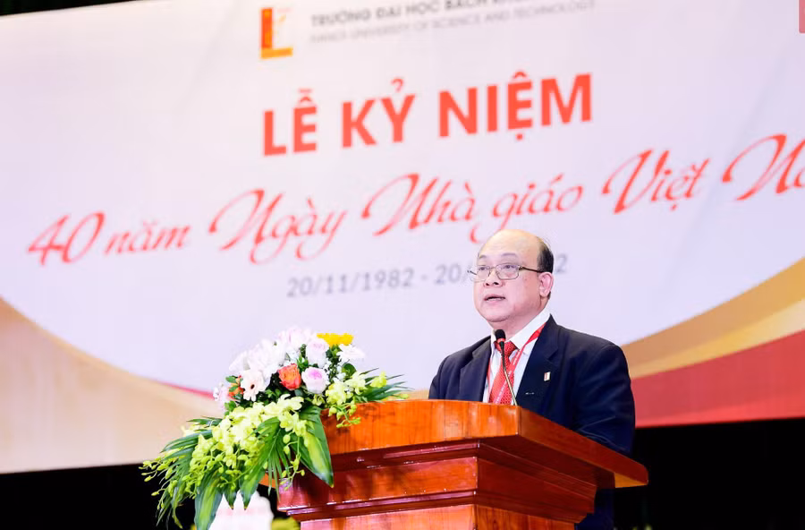 PGS. Huỳnh Quyết Thắng phát biểu tại buổi lễ.