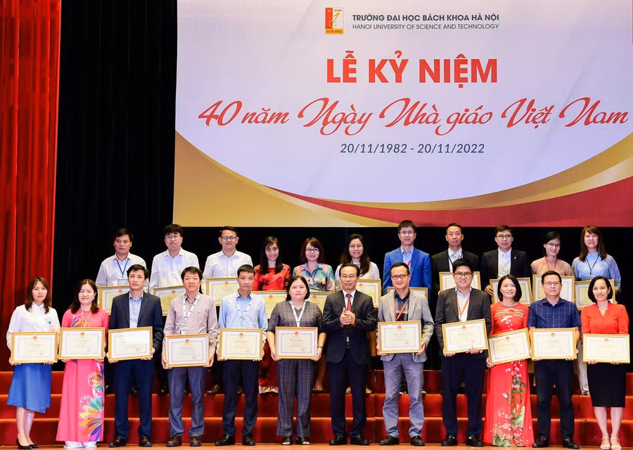 Các cá nhân được vinh danh khen thưởng tại buổi lễ.