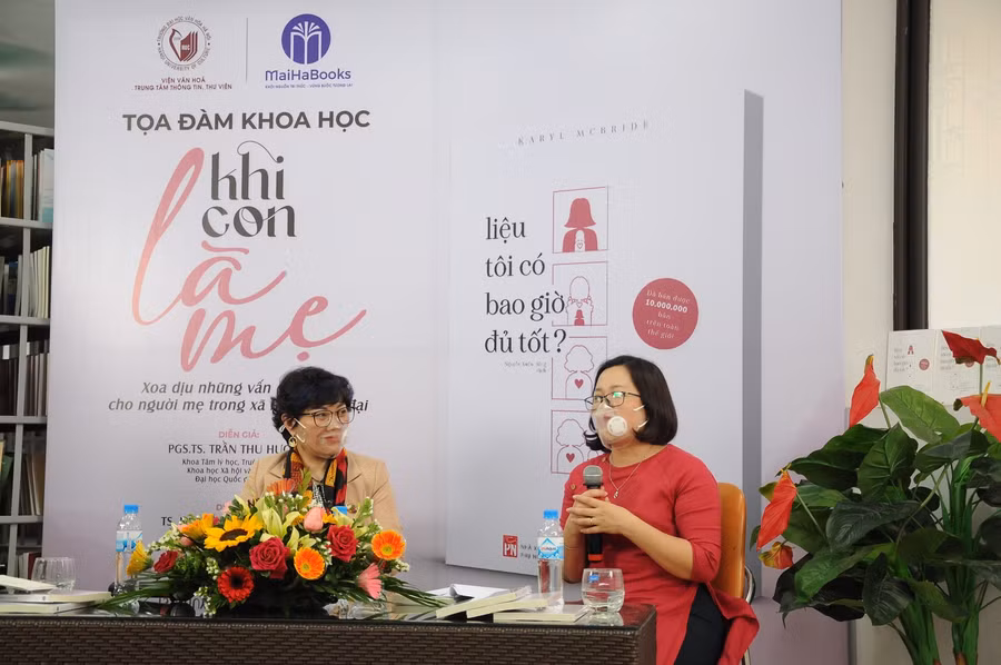 “Người bố trong gia đình có người mẹ ái kỷ cũng bị quyền lực của người mẹ áp chế.” (TS. Nguyễn Thị Thanh Mai).