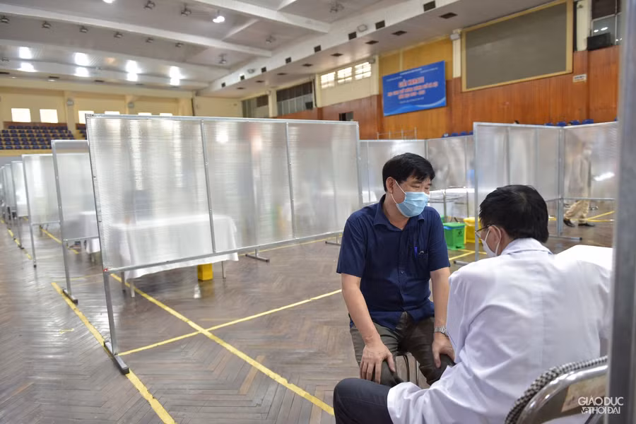 Người dân sau khi khám sàng lọc xong sẽ đi vào các ô vuông để tiêm.
