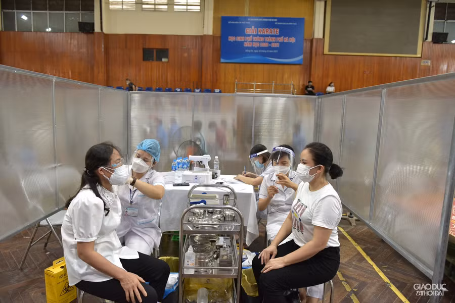 Hà Nội lập vách ngăn tại khu tiêm vắc-xin cho người dân phòng dịch Covid-19 ảnh 7