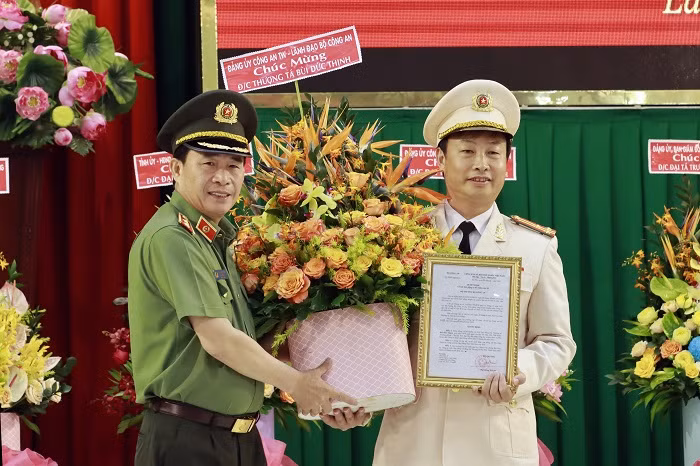 Thứ trưởng Lê Quốc Hùng trao quyết định bổ nhiệm Thượng tá Bùi Đức Thịnh giữ chức vụ Phó Giám đốc Công an tỉnh Lâm Đồng.