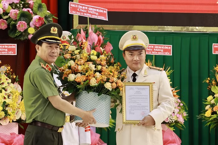 Thứ trưởng Lê Quốc Hùng trao quyết định bổ nhiệm ông Trương Minh Đương giữ chức vụ Giám đốc Công an tỉnh Lâm Đồng.