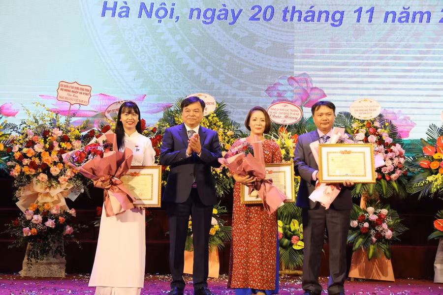 Thứ trưởng Bộ NN&amp;PTNT Nguyễn Hoàng Hiệp trao bằng khen cho các nhà giáo