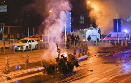 Hien truong vu danh bom dam mau tai Istanbul, gan 200 nguoi thuong vong - Anh 10