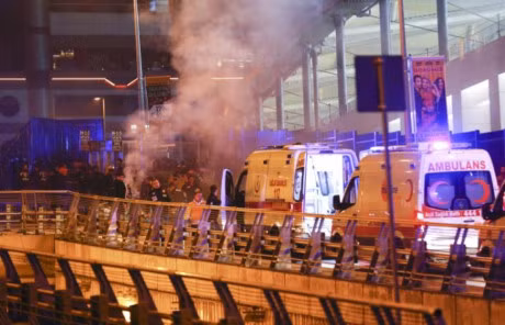 Hien truong vu danh bom dam mau tai Istanbul, gan 200 nguoi thuong vong - Anh 11