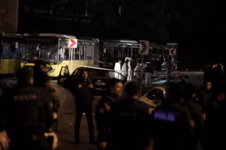 Hien truong vu danh bom dam mau tai Istanbul, gan 200 nguoi thuong vong - Anh 4