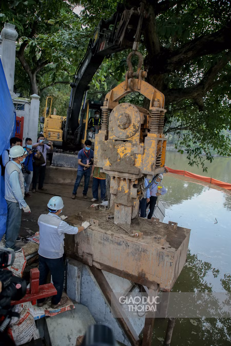 Chiều sâu kè chôn trong đất nền (so với mặt ngoài chân kè) trung bình 1,17 m, kè ngập trong nước 0,85m đến 1,05 m ( theo mực nước hồ max- min) còn lại phần nổi trên mặt nước và các loại kè bờ bảo vệ gốc cây ngay tại vị trí đặt kè bằng các tấm vách BTCT đá 1x2 mác 600 đúc tại nhà máy, có chiều dài xử lý mỗi gốc từ 2m – 6m.