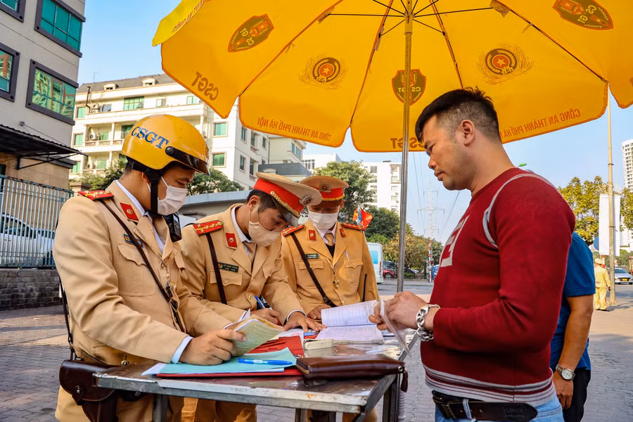 Đáng chú ý, khi tổ công tác lập chốt, các tài xế sẽ thông báo với nhau để có thể lách được tổ công tác, gây khó khăn khi triển khai.