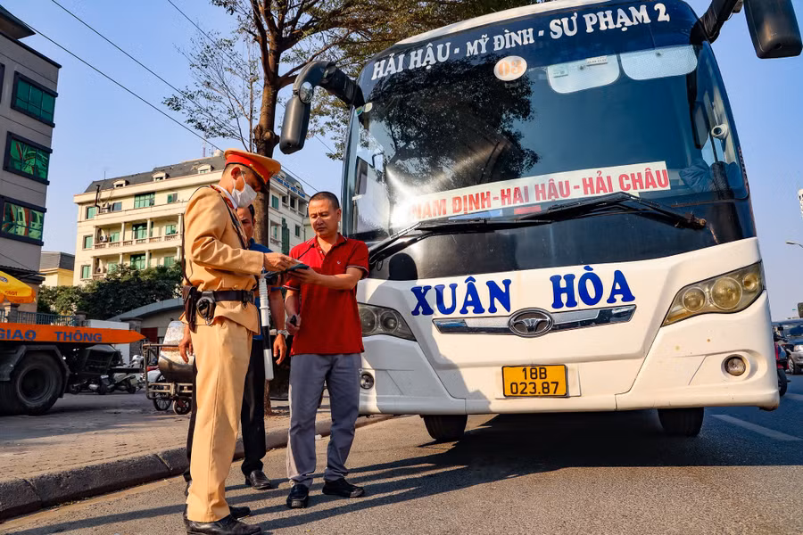 Đội CSGT số 6 đã xử lý 6 xe khách, xe hợp đồng dừng đỗ sau quy định, cố tình 'bò' trên đường để đón trả khách.