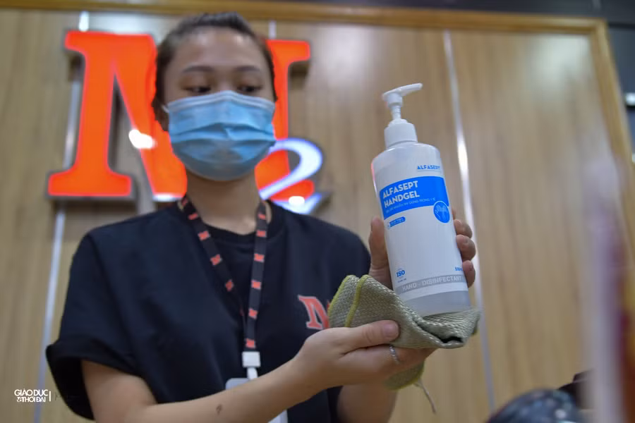 Nước rửa tay sát khuẩn được đặt tại nhiều vị trí trong cửa hàng để thuận tiện cho khách.