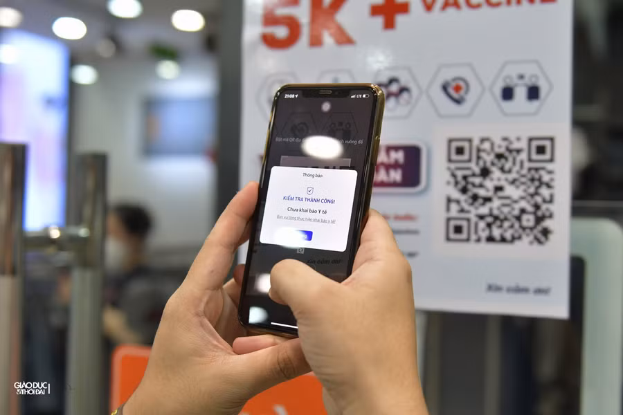 Cùng với đó mã quét QR đã được chuẩn bị và dán ngay bên ngoài cửa để khách hàng có thể quét mã dễ dàng.