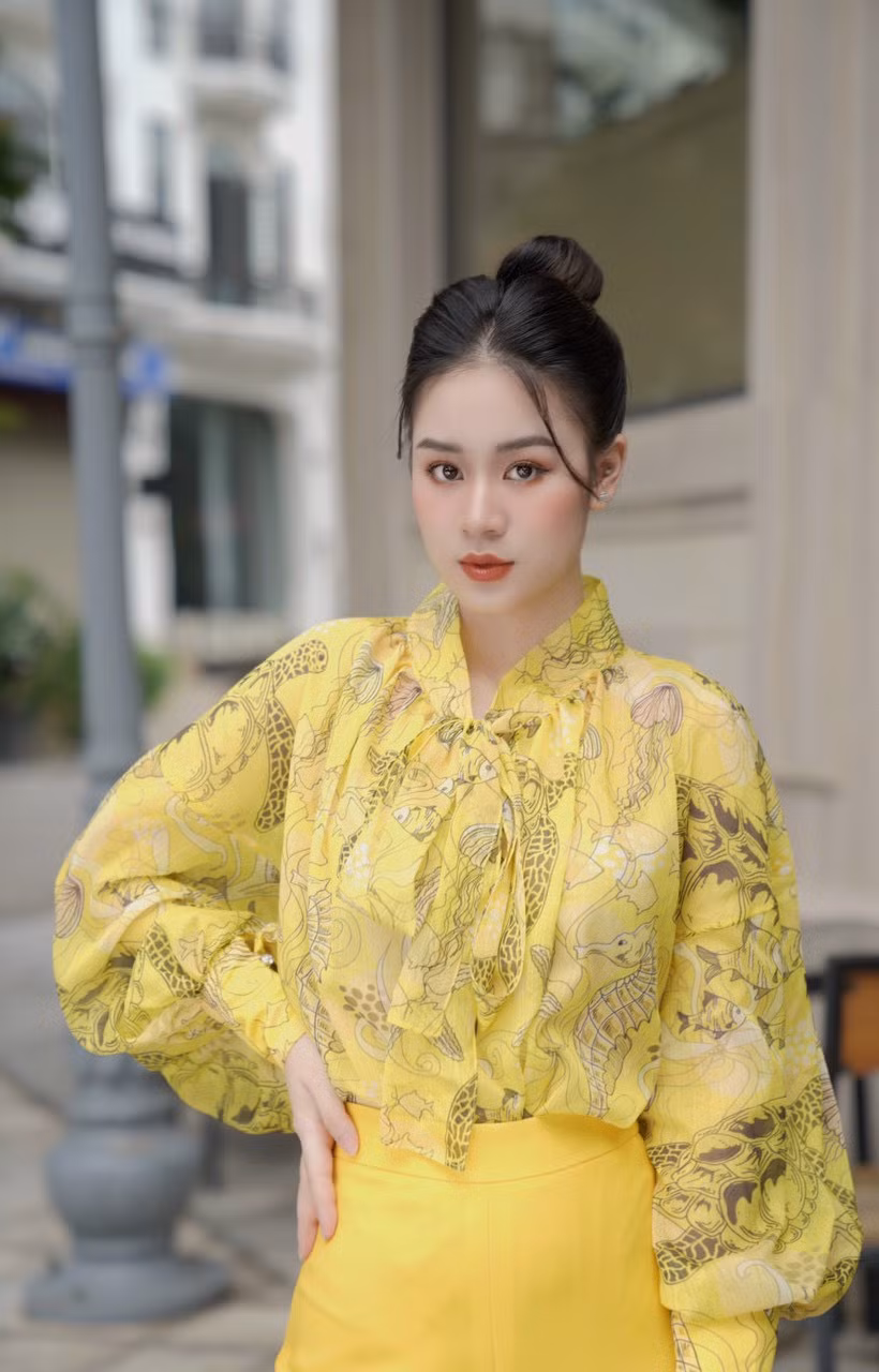 Gương mặt dễ mến và giọng nói ngọt ngào của cô luôn chiếm được cảm tình của nhiều người. Gương mặt dễ mến và giọng nói ngọt ngào của cô luôn chiếm được cảm tình của nhiều người.