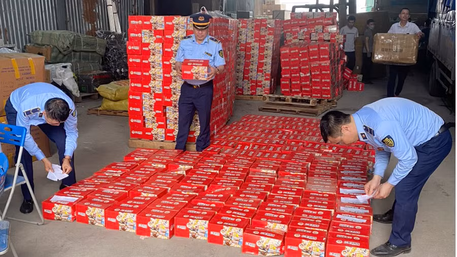 Hơn 1.300 thùng bánh trên bao bì thể hiện chữ tượng hình, và không có nội dung thể hiện nguồn gốc xuất xứ. Hơn 1.300 thùng bánh trên bao bì thể hiện chữ tượng hình, và không có nội dung thể hiện nguồn gốc xuất xứ.