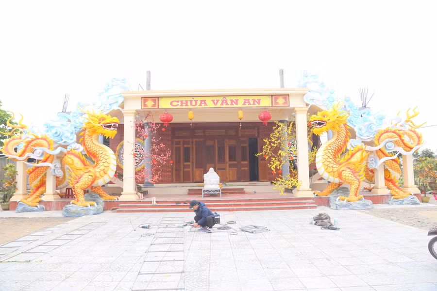 Trước đó, đôi rồng chùa Vân An, thành phố Đông Hà, Quảng Trị cũng do anh Đinh Văn Tâm thực hiện thu hút sự chú ý của cộng đồng. Trước đó, đôi rồng chùa Vân An, thành phố Đông Hà, Quảng Trị cũng do anh Đinh Văn Tâm thực hiện thu hút sự chú ý của cộng đồng.