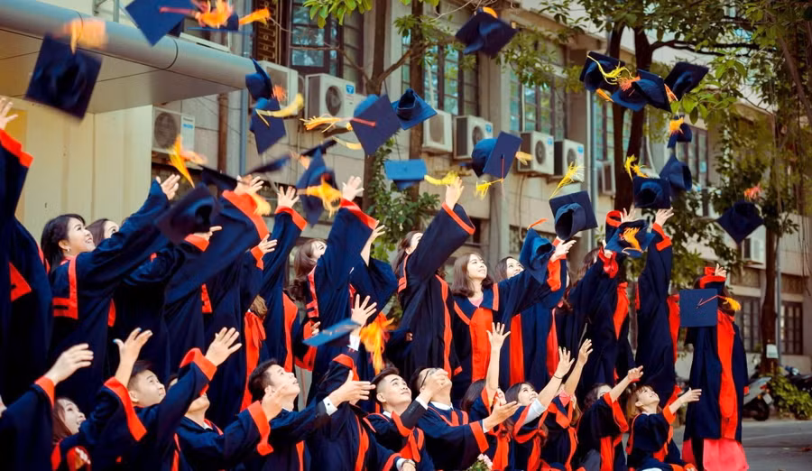 Các cử nhân, thạc sĩ, tiến sĩ trong ngày nhận bằng tốt nghiệp của Học viện Quản lý giáo dục. Ảnh: NTCC.