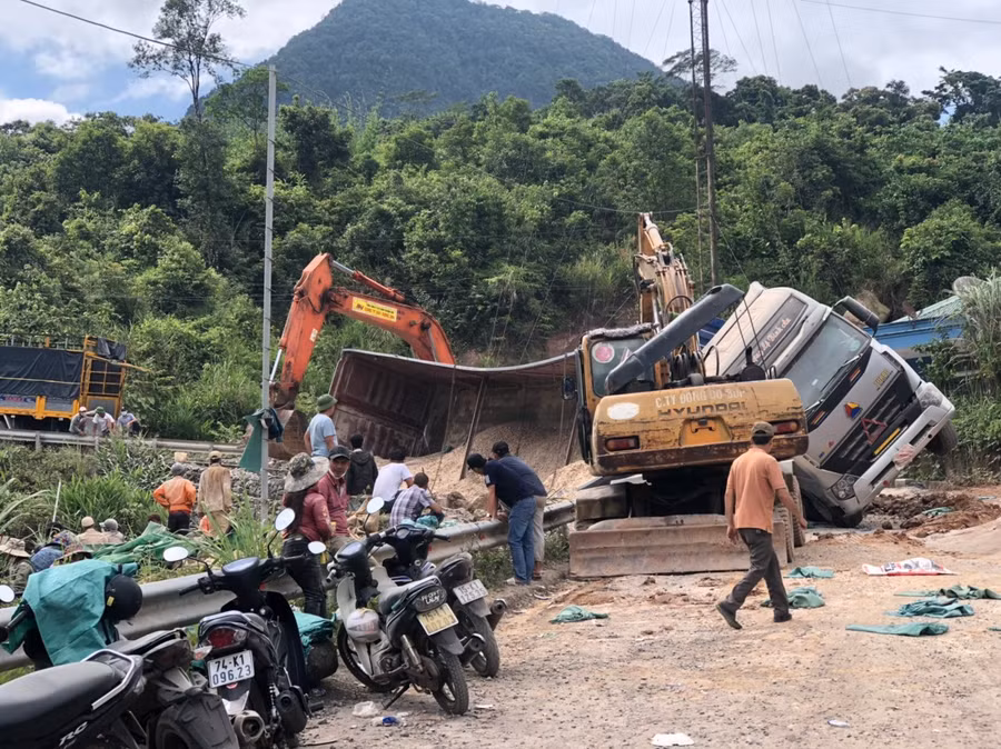 Lực lượng Đồn Biên phòng Cửa khẩu Quốc tế La Lay đã điều động phương tiện giúp chủ xe bốc dỡ hàng hóa.
