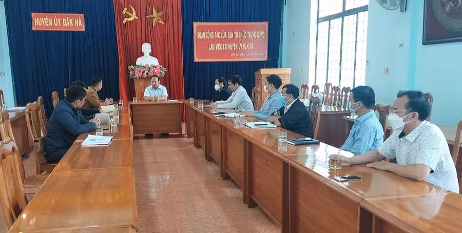 Huyện Uỷ Đắk Hà cung cấp thông tin cho các cơ quan báo chí.