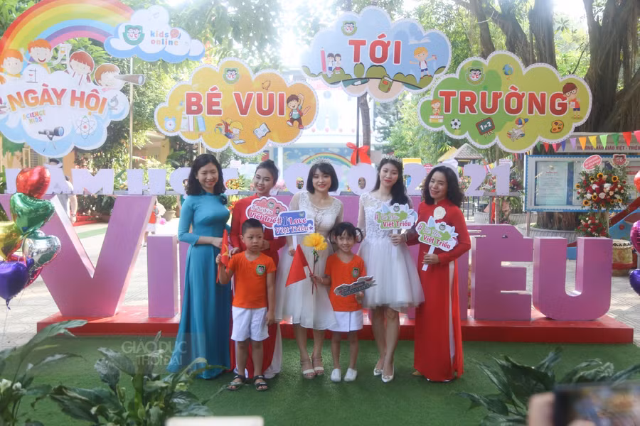 Sân trường như thành một ngôi vườn cổ tích với nhiều sắc màu đón chào các con đến trường.