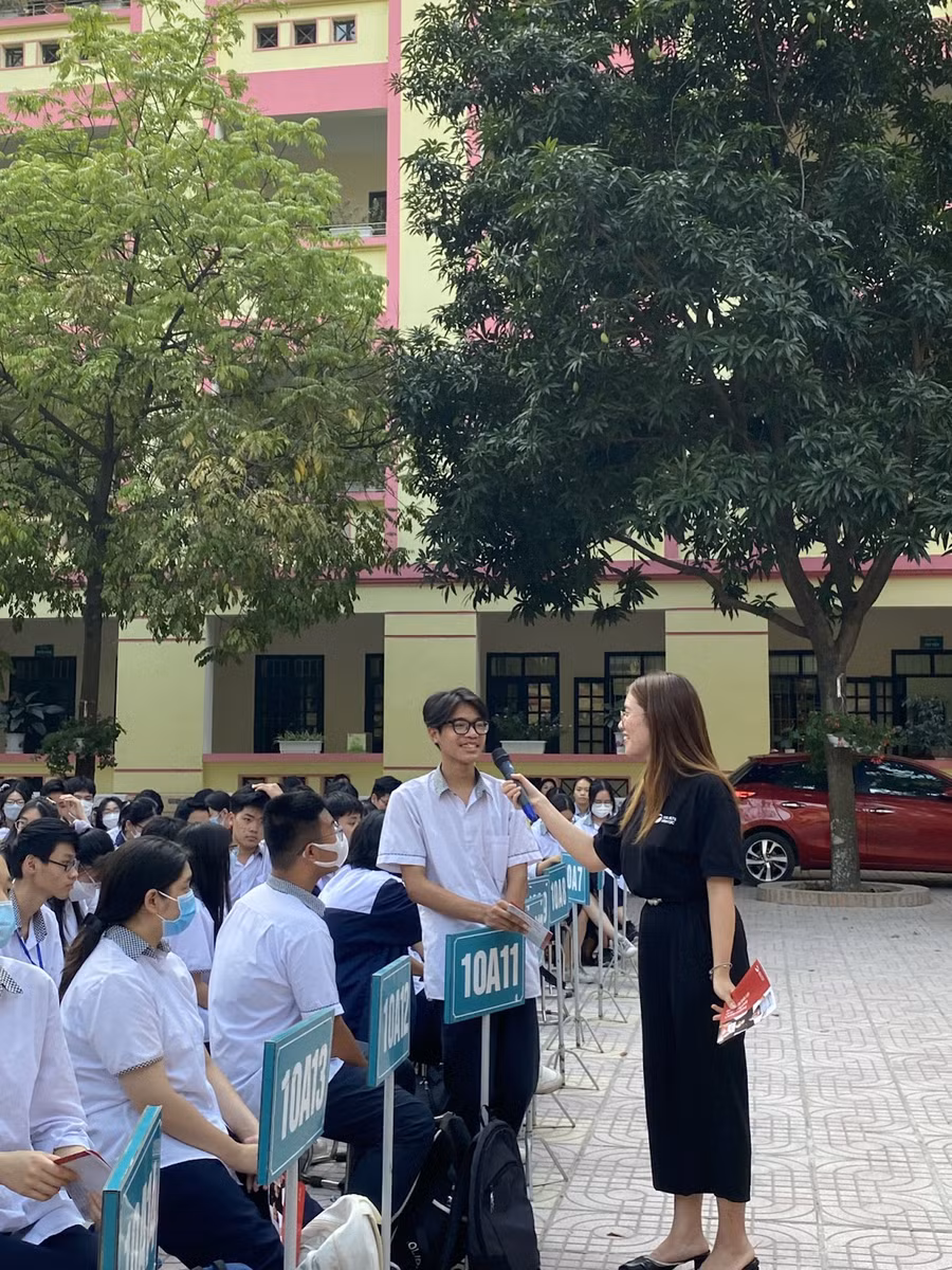 Các bạn học sinh chăm chú tìm hiểu, đặt câu hỏi tương tác với diễn giả.