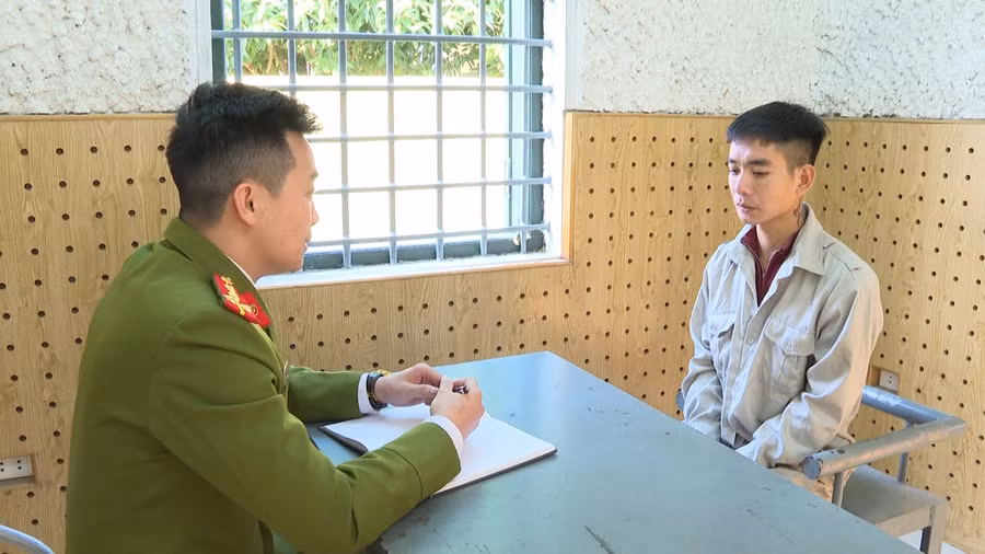 Đối tượng Vũ Văn Phượng làm việc với cơ quan chức năng khi bị bắt.