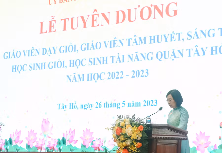 Bà Lê Thị Thu Hằng - Bí thư Quận ủy Tây Hồ phát biểu tại buổi lễ.